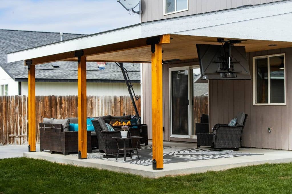 a photo of a covered patio